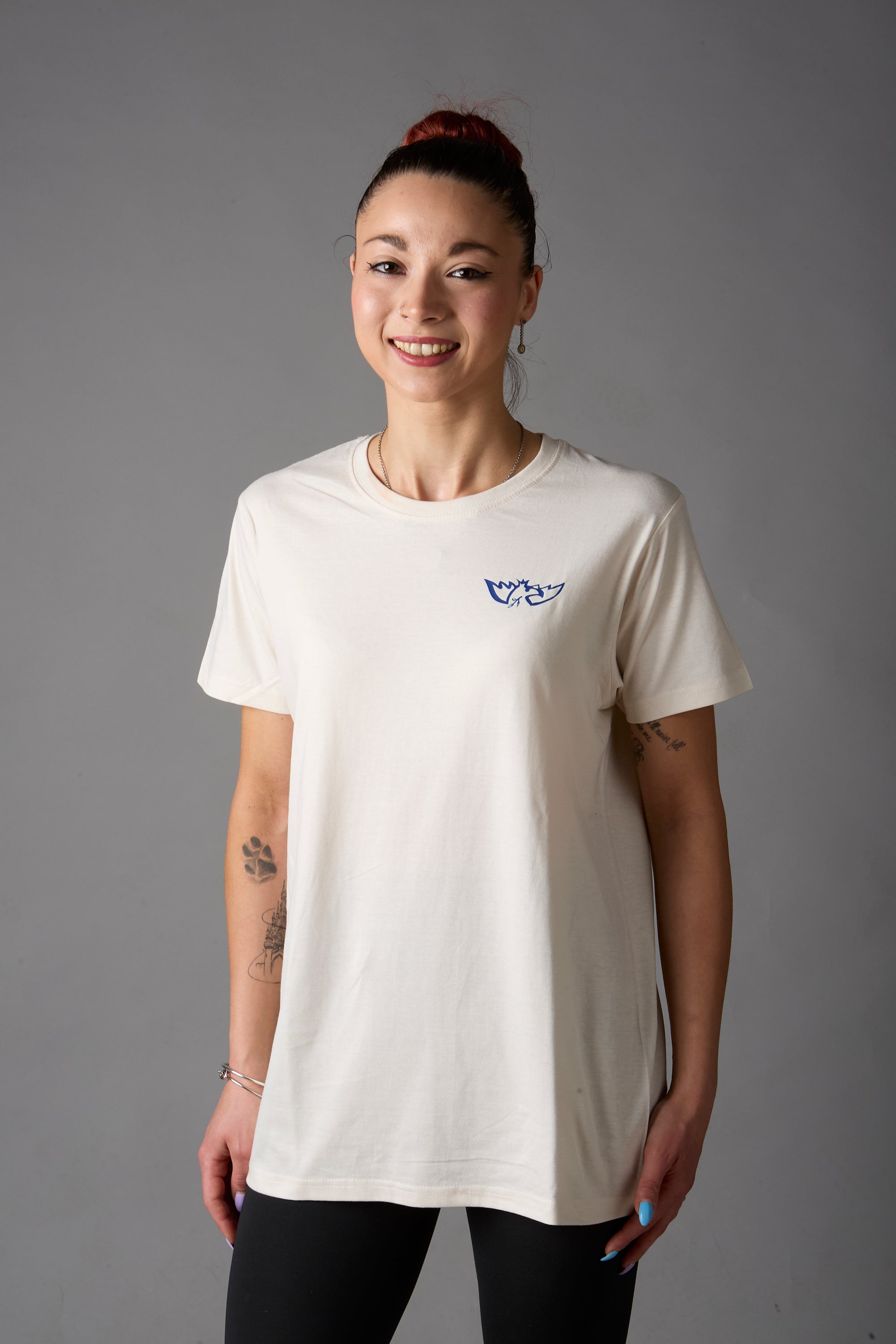 T-shirt unisex bianco vintage con grafica blu acceso