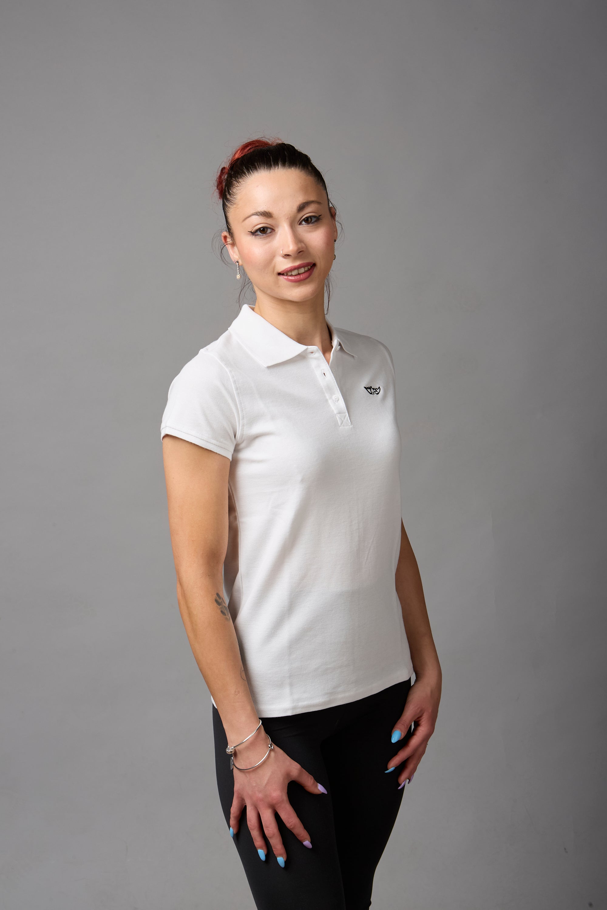 Polo donna 100%cotone bianca con ricamino nero lato cuore