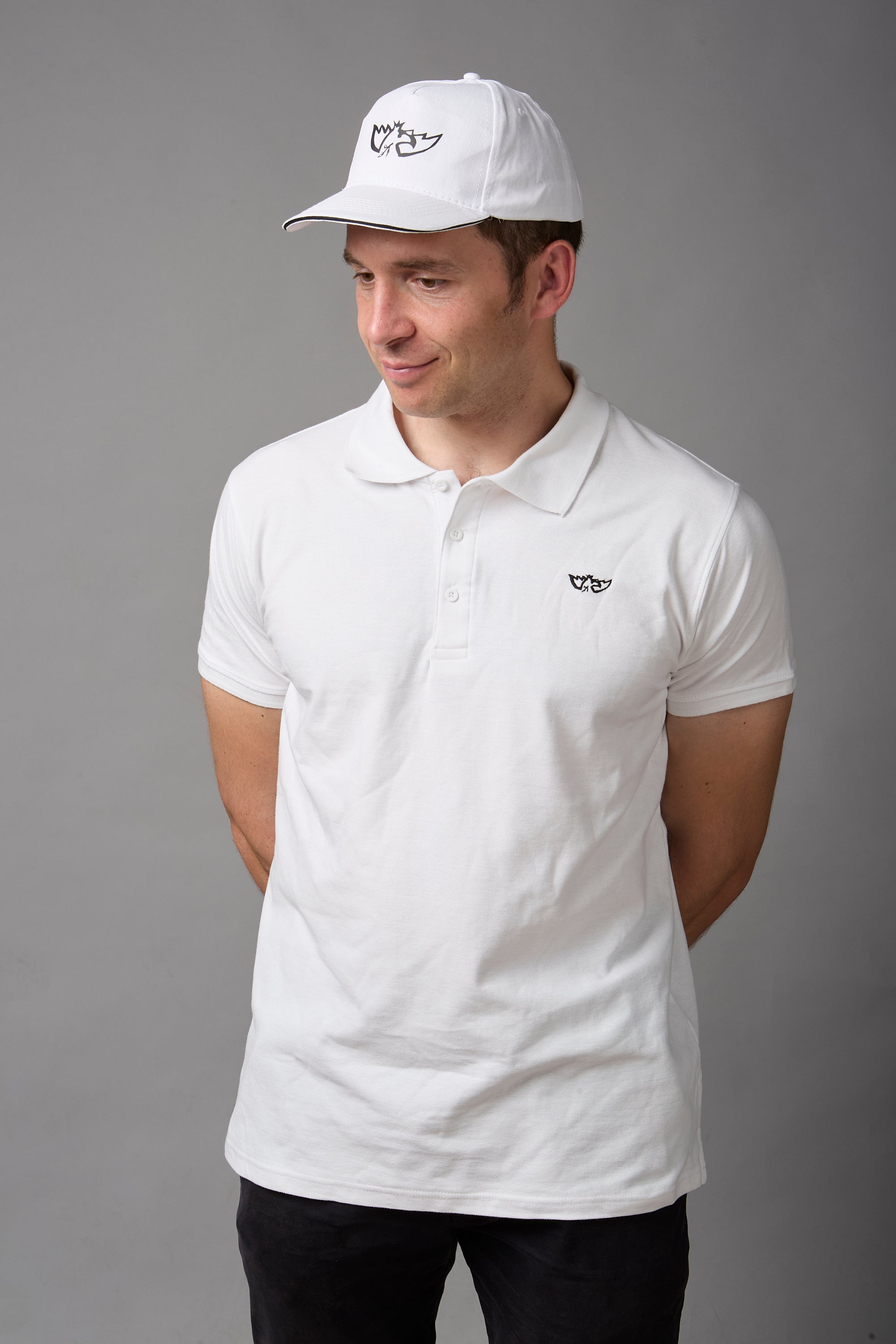 Cappellino con visiera 100% cotone bianco con logo e scritta neri