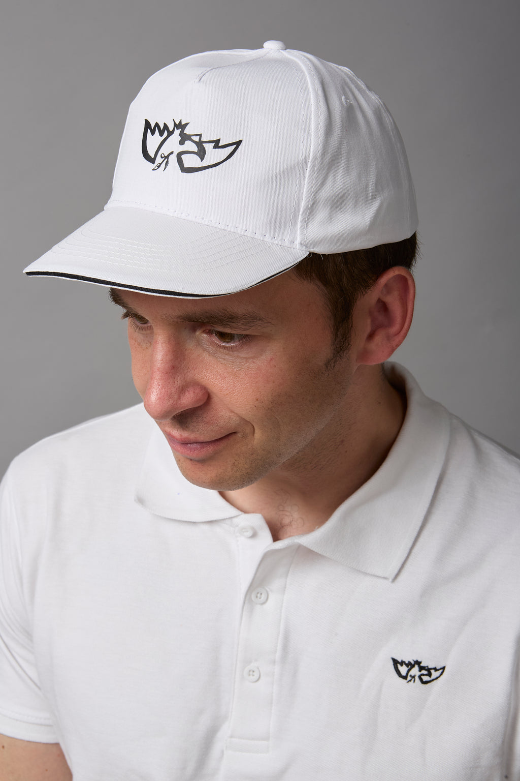Cappellino con visiera 100% cotone bianco con logo e scritta neri