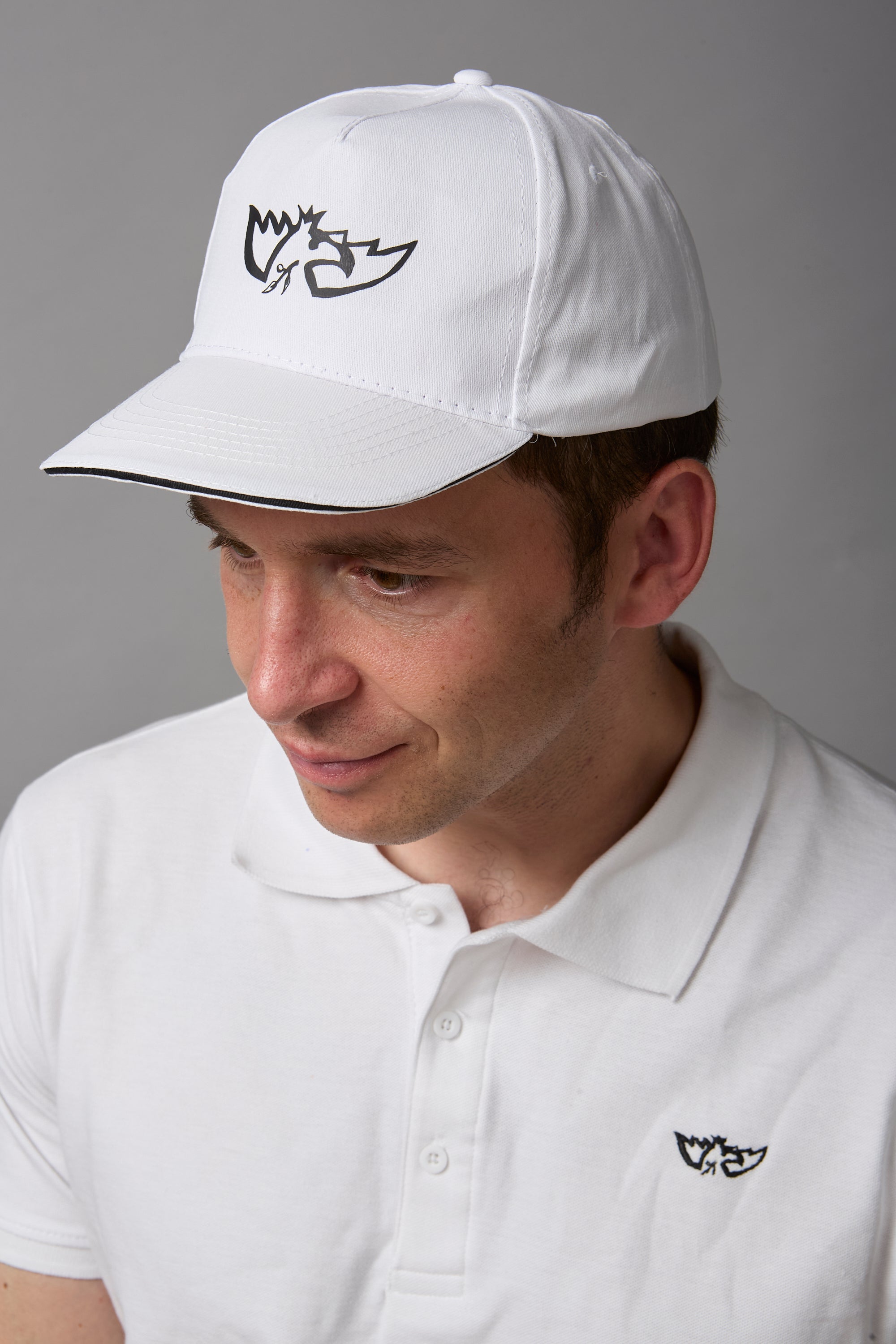 Cappellino con visiera 100% cotone bianco con logo e scritta neri