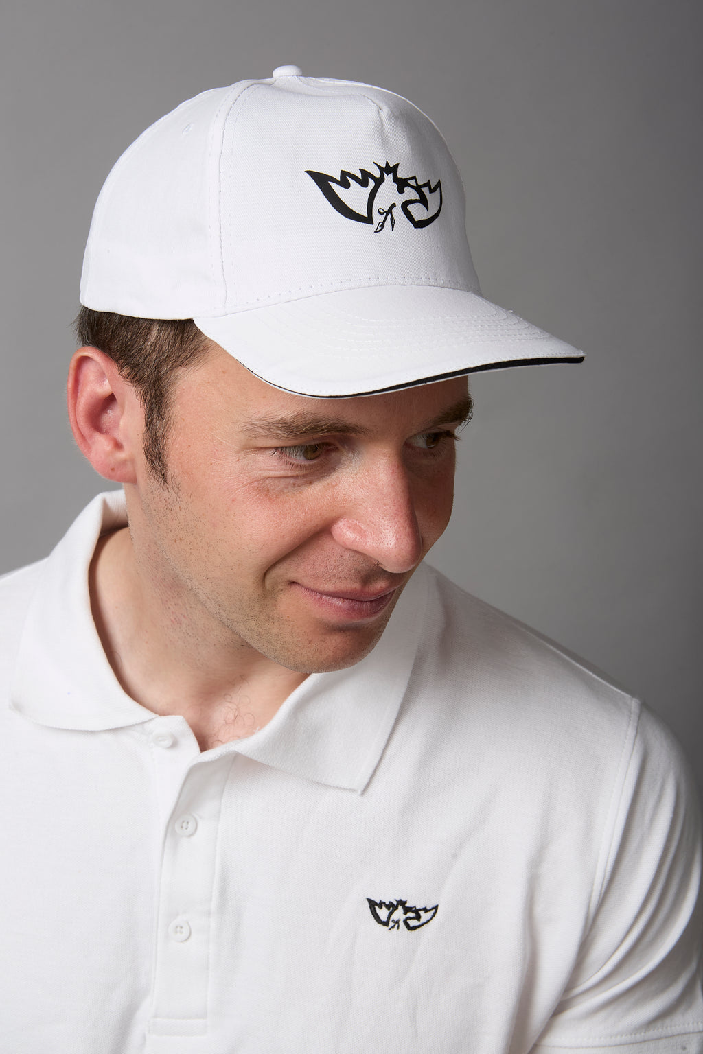 Cappellino con visiera 100% cotone bianco con logo e scritta neri