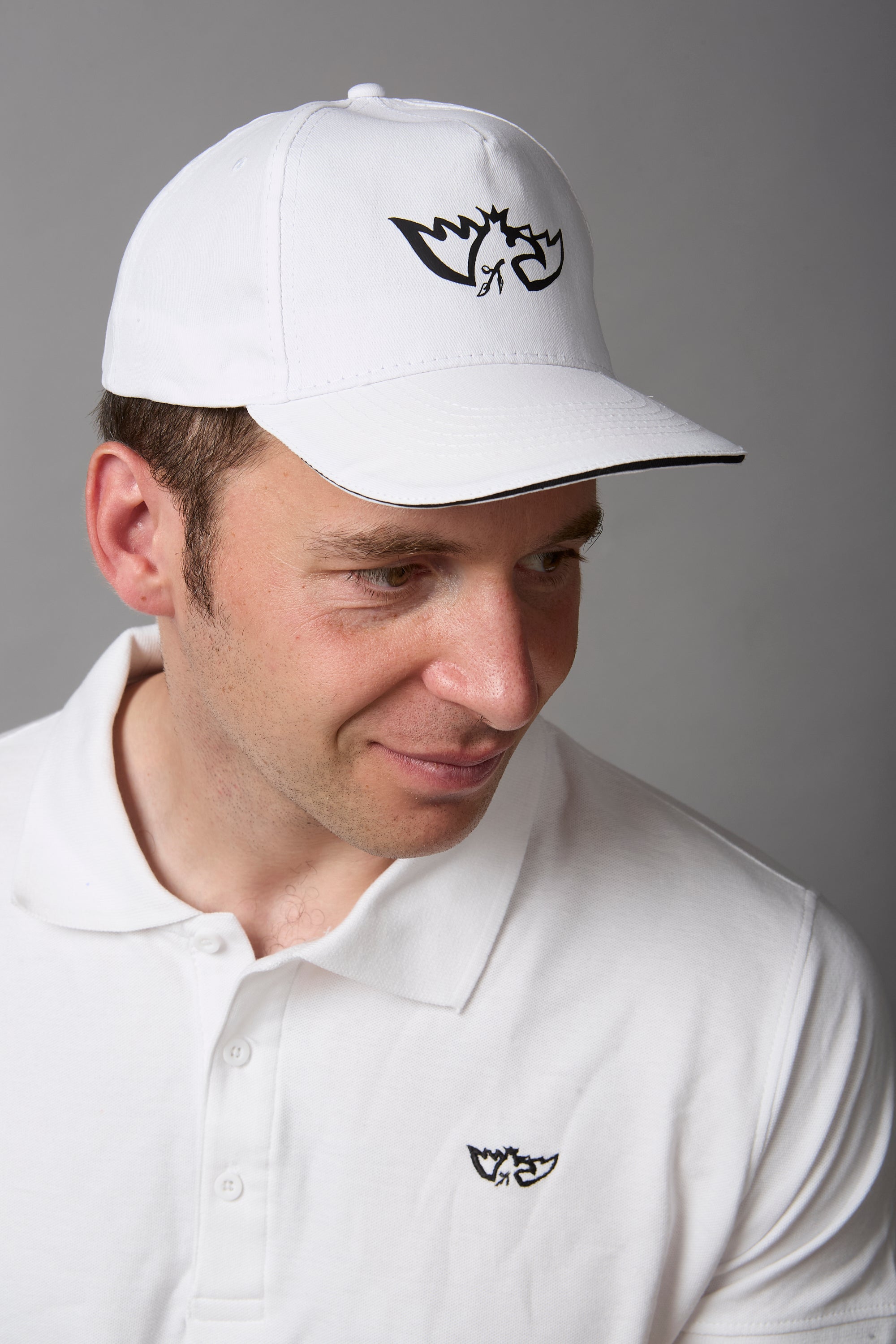 Cappellino con visiera 100% cotone bianco con logo e scritta neri
