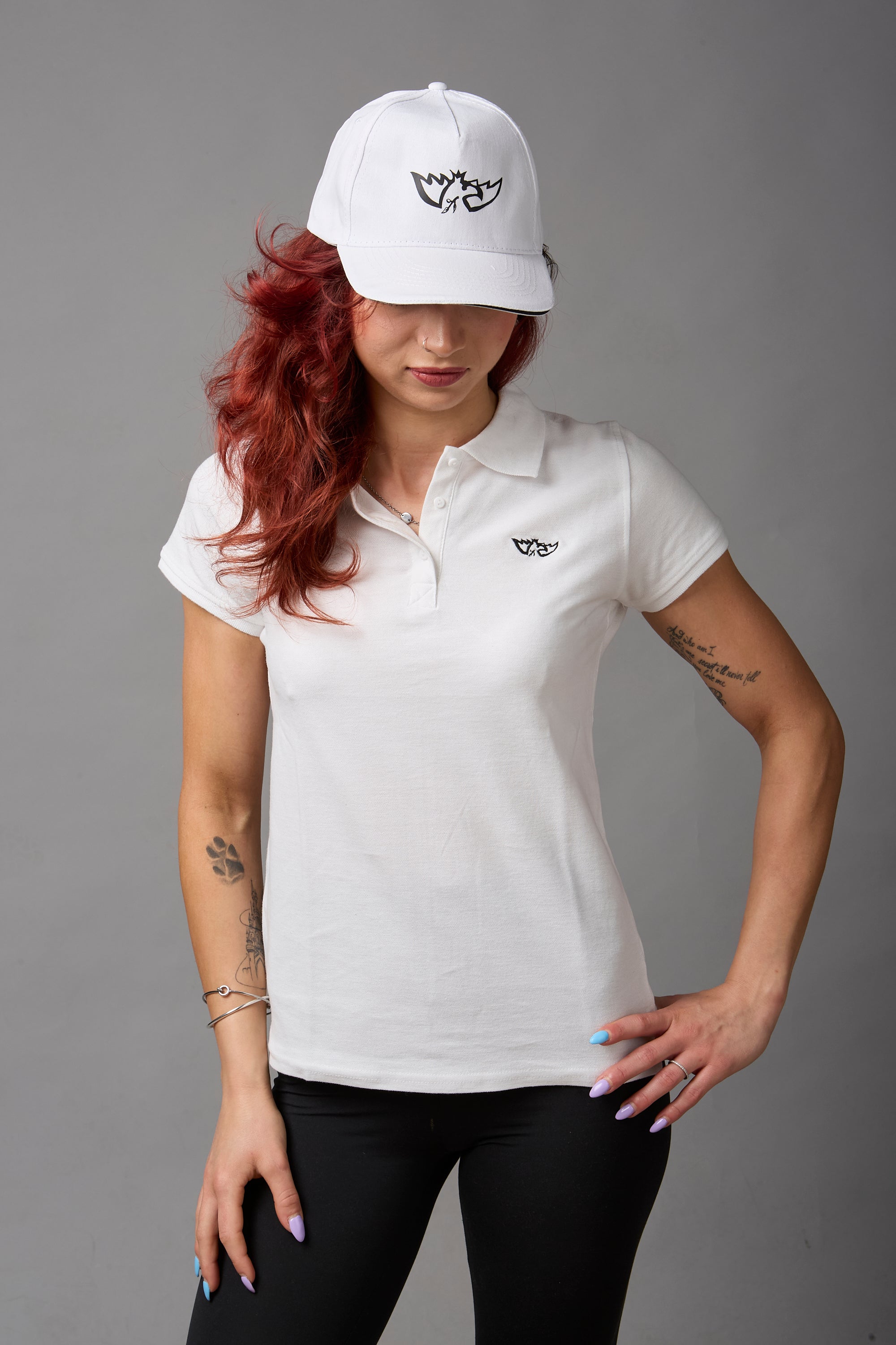 Cappellino con visiera 100% cotone bianco con logo e scritta neri