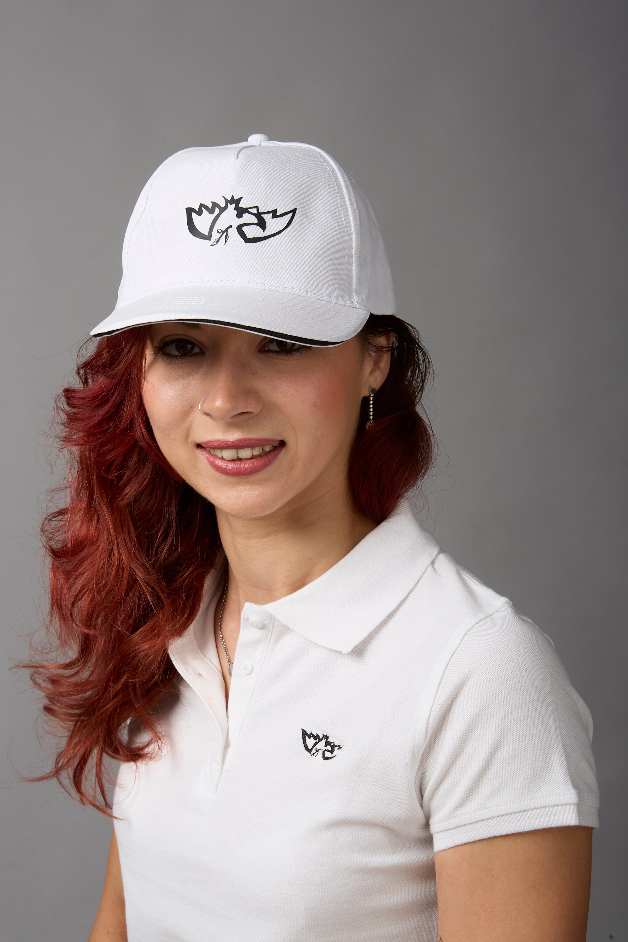 Cappellino con visiera 100% cotone bianco con logo e scritta neri
