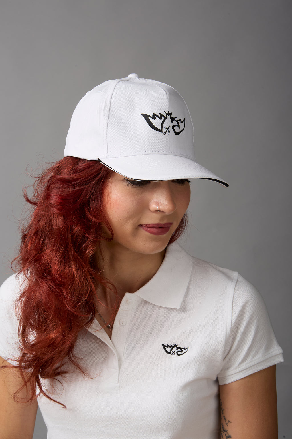 Cappellino con visiera 100% cotone bianco con logo e scritta neri