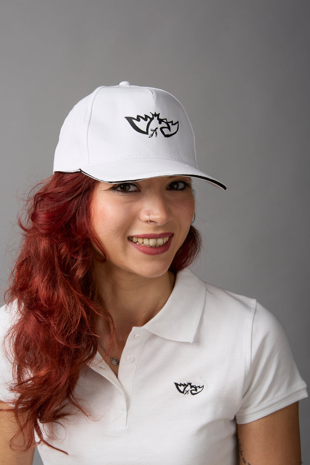 Cappellino con visiera 100% cotone bianco con logo e scritta neri