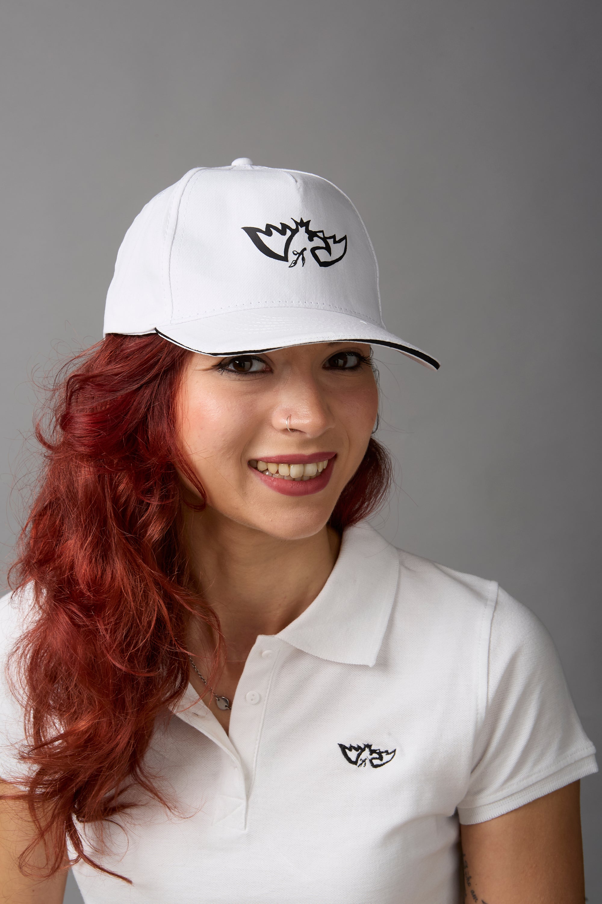 Cappellino con visiera 100% cotone bianco con logo e scritta neri